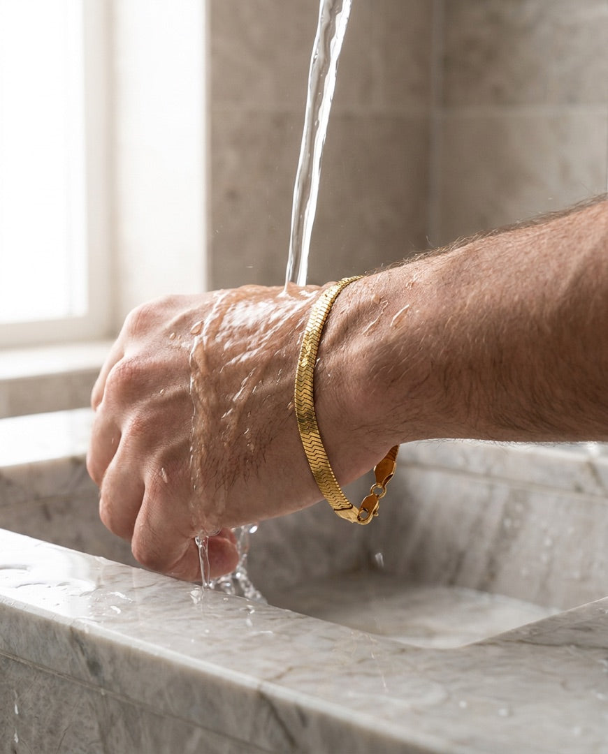 La pulsera bajo el agua, en la muñeca