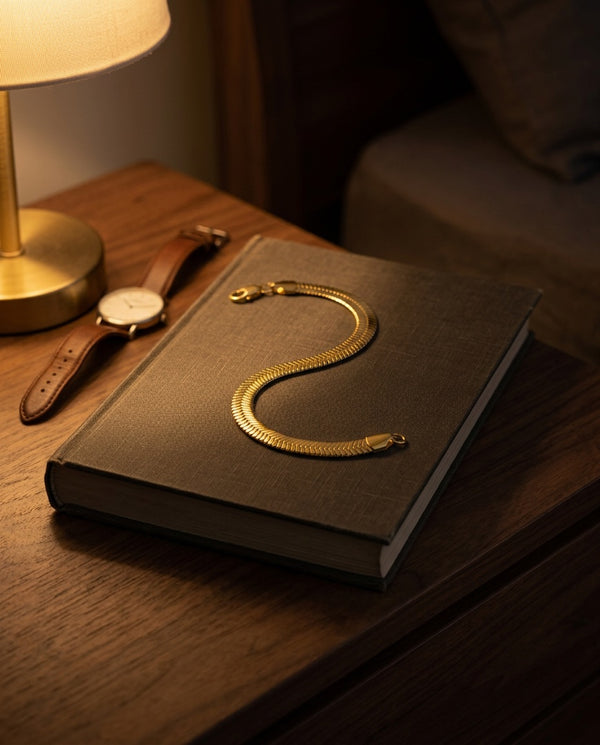 La pulsera sobre un libro, en la mesa de noche