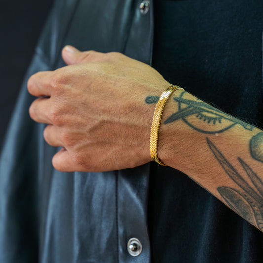 Pulsera Egipcia de oro laminado 18K puesta en la muñeca de un hombre